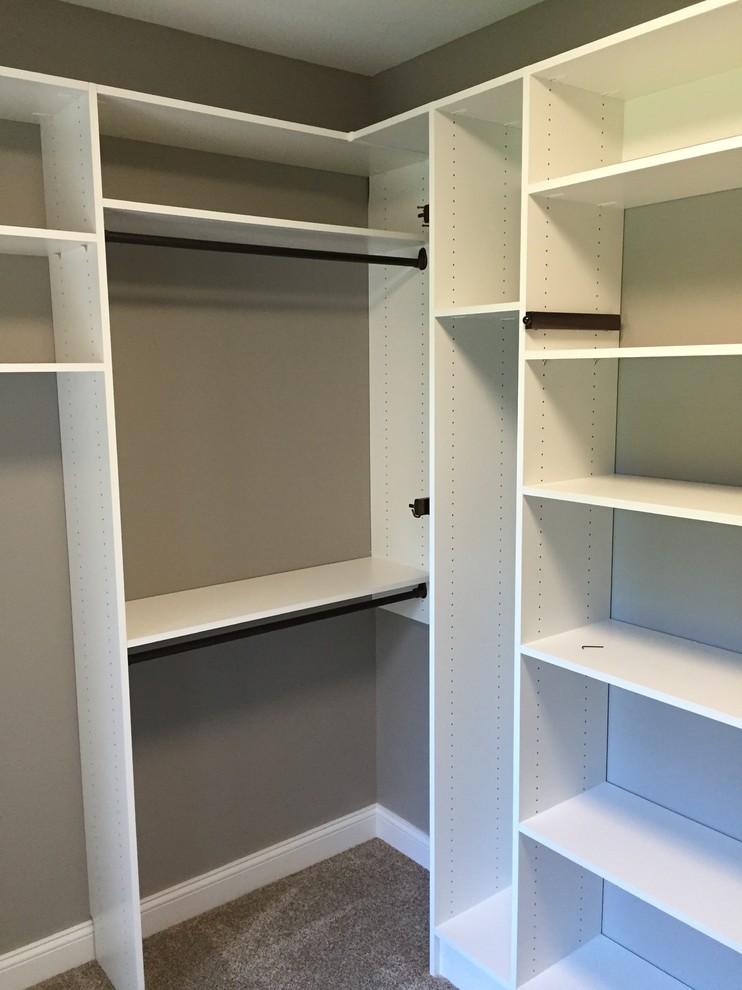 Ejemplo de armario vestidor actual pequeño con armarios con paneles lisos y puertas de armario blancas