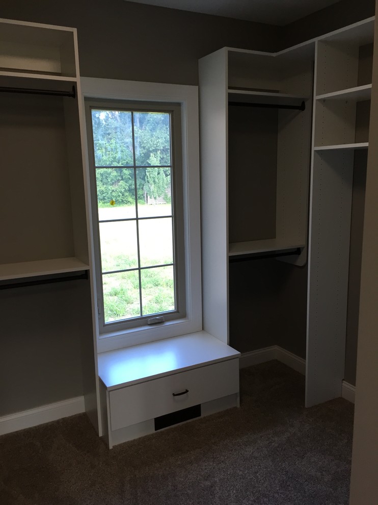 Foto de armario vestidor contemporáneo pequeño con armarios con paneles lisos y puertas de armario blancas