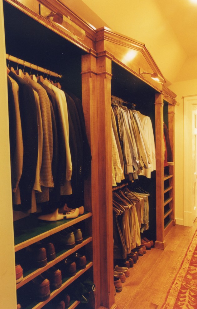 Ejemplo de vestidor de hombre tradicional renovado grande con puertas de armario de madera clara y suelo de madera clara