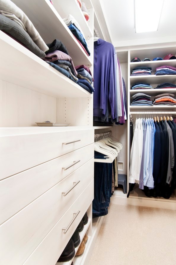Diseño de armario vestidor unisex clásico renovado de tamaño medio con armarios con paneles lisos, puertas de armario blancas, moqueta y suelo beige