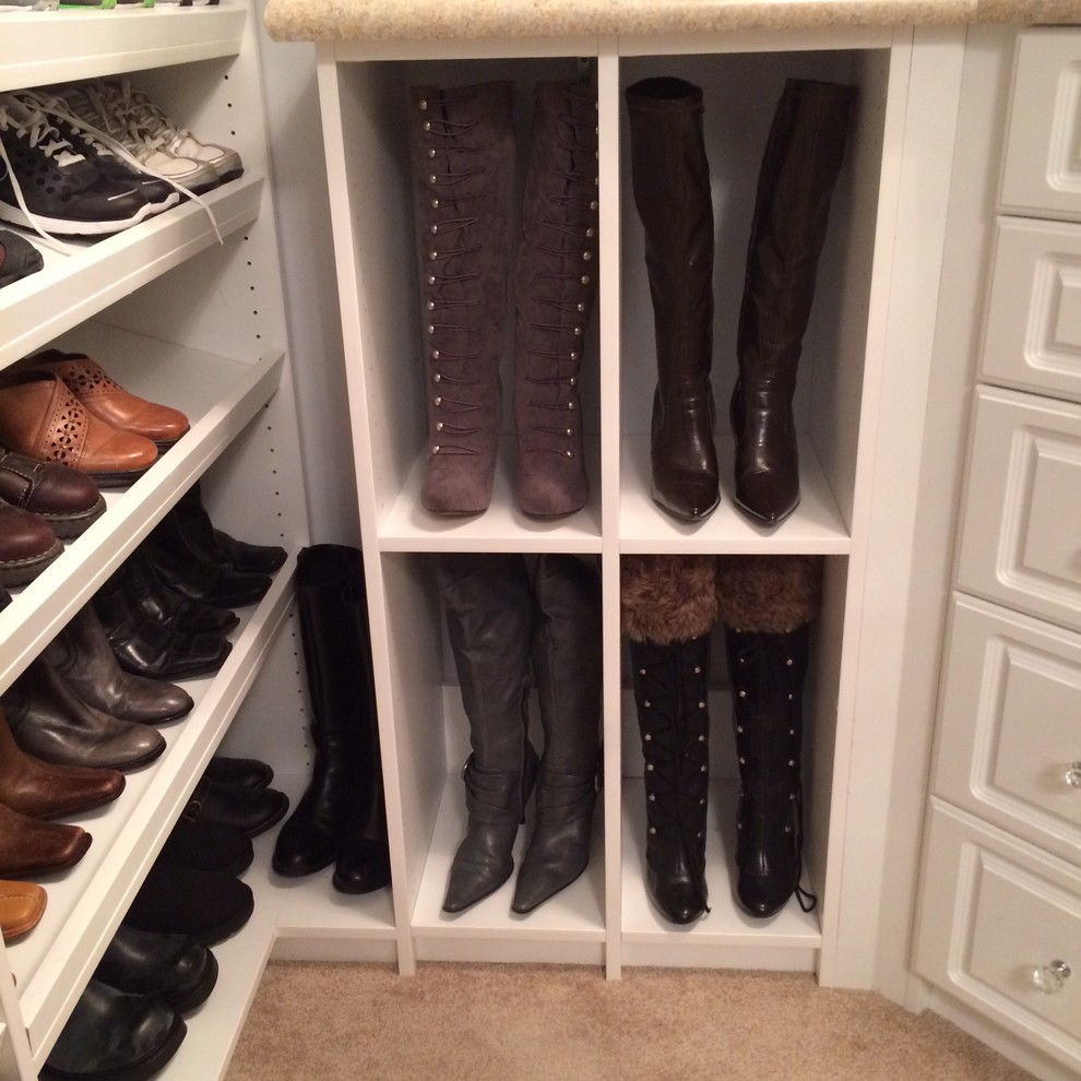 Bild på ett litet vintage walk-in-closet, med vita skåp