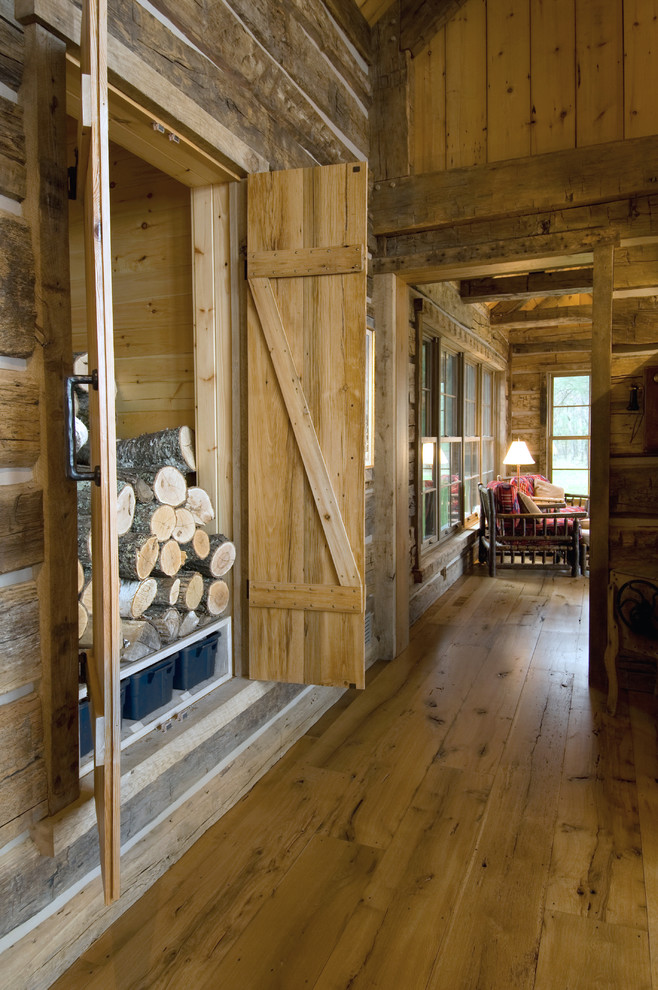 Modelo de armario y vestidor rústico con suelo de madera en tonos medios y puertas de armario de madera clara