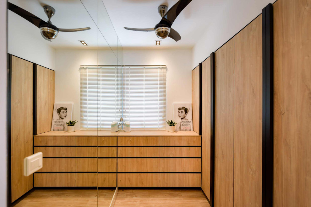 Neutrales Modernes Ankleidezimmer mit Einbauschrank, flächenbündigen Schrankfronten, hellen Holzschränken, Vinylboden und braunem Boden in Sonstige