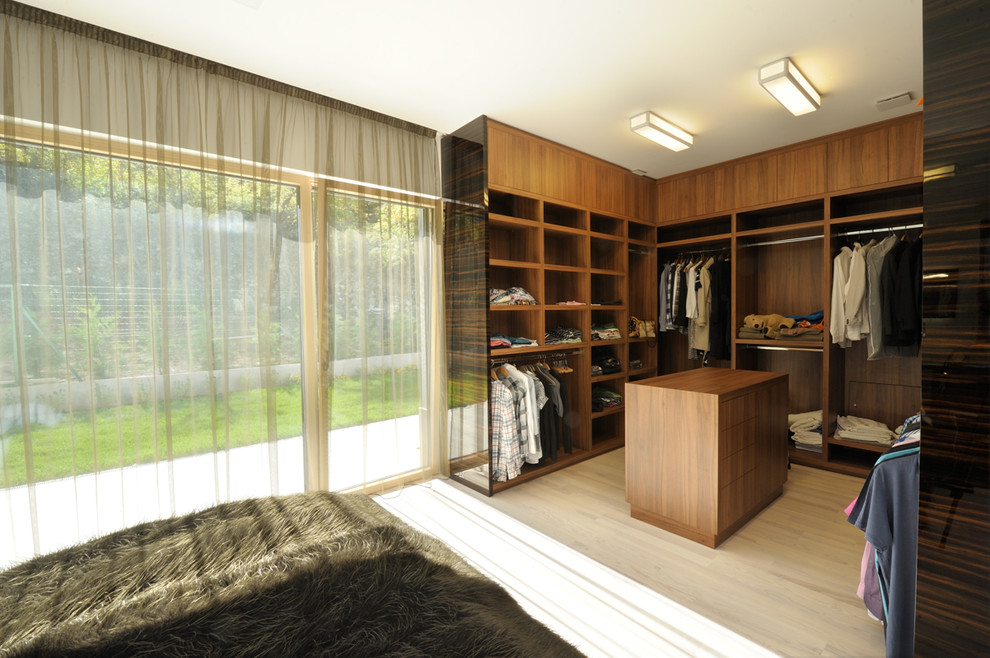 Modernes Ankleidezimmer mit Ankleidebereich, offenen Schränken und dunklen Holzschränken in Sonstige