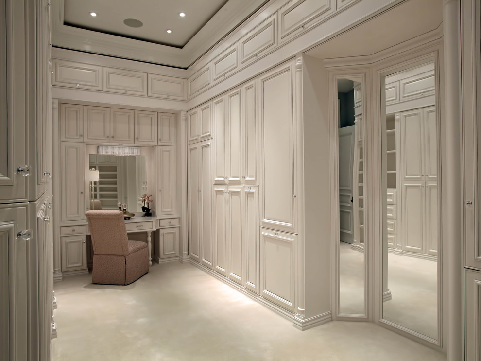 Cette photo montre un grand dressing room chic neutre avec un placard avec porte à panneau encastré et des portes de placard grises.