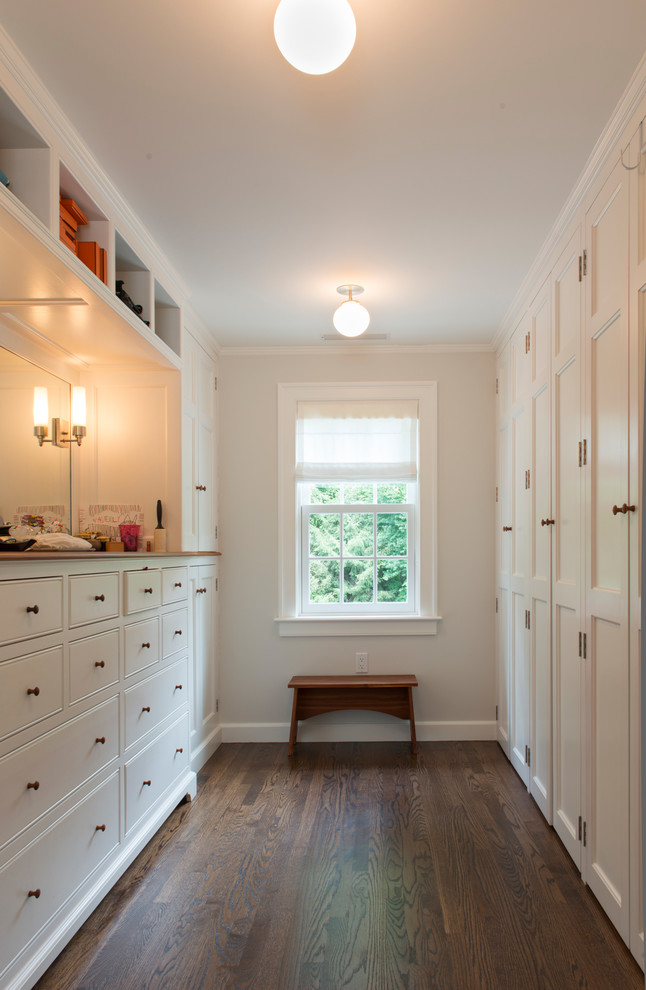 Foto de armario vestidor unisex tradicional renovado de tamaño medio con armarios estilo shaker, puertas de armario blancas, suelo de madera oscura y suelo marrón