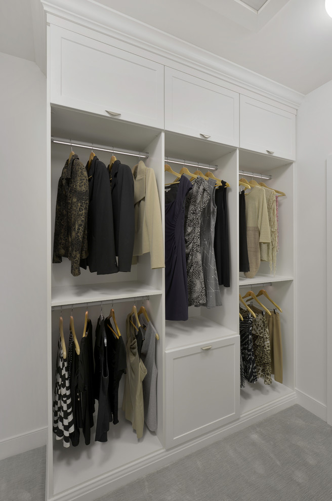 Modelo de armario vestidor unisex actual grande con armarios estilo shaker, puertas de armario blancas y moqueta