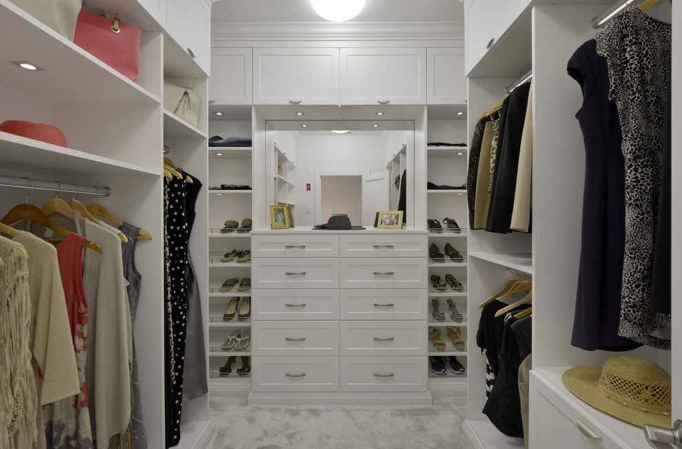 Exemple d'un grand dressing tendance neutre avec un placard à porte shaker, des portes de placard blanches et moquette.