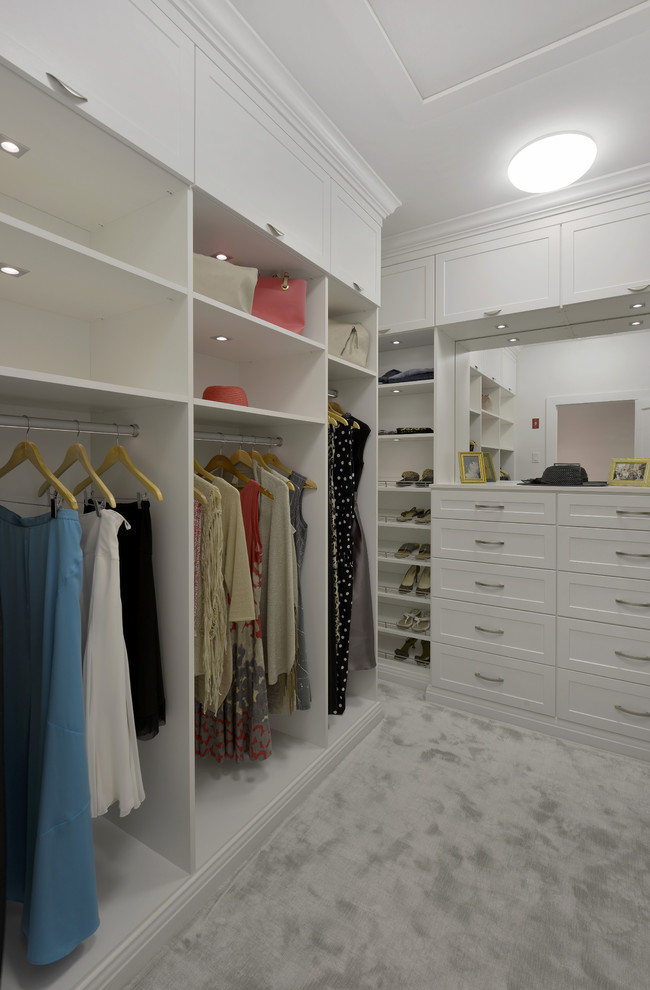 Idéer för stora funkis walk-in-closets för könsneutrala, med skåp i shakerstil, vita skåp och heltäckningsmatta