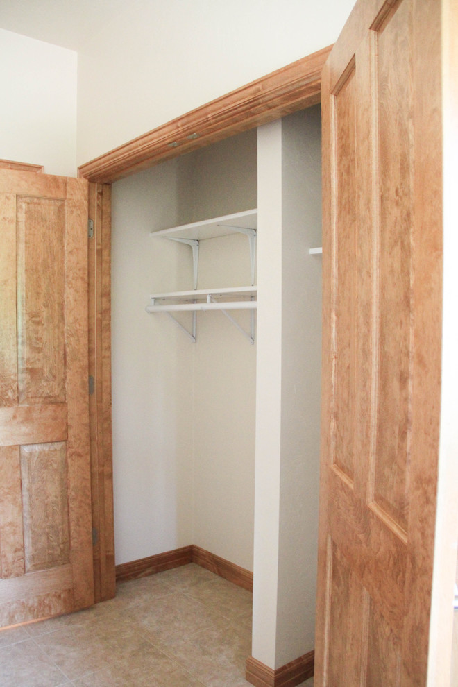 Foto de armario vestidor unisex tradicional pequeño con armarios abiertos, puertas de armario blancas y moqueta