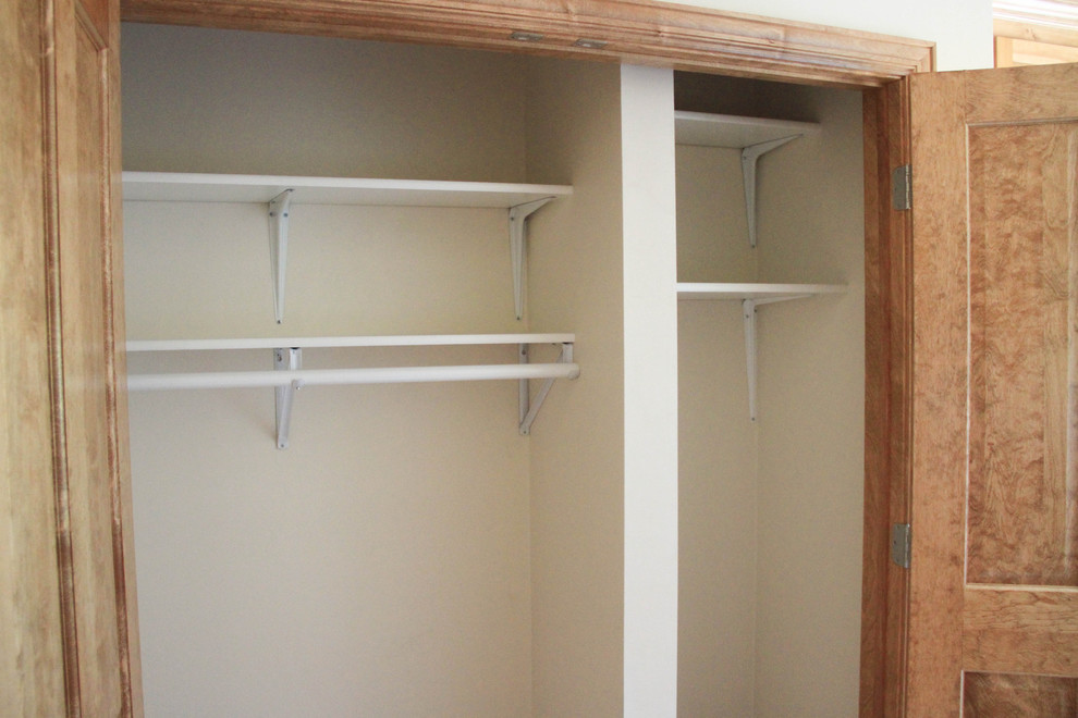 Diseño de armario vestidor unisex tradicional pequeño con armarios abiertos, puertas de armario blancas y moqueta