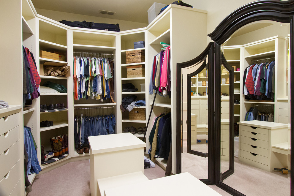 Foto de vestidor unisex de estilo americano grande con armarios con paneles lisos, puertas de armario blancas y moqueta