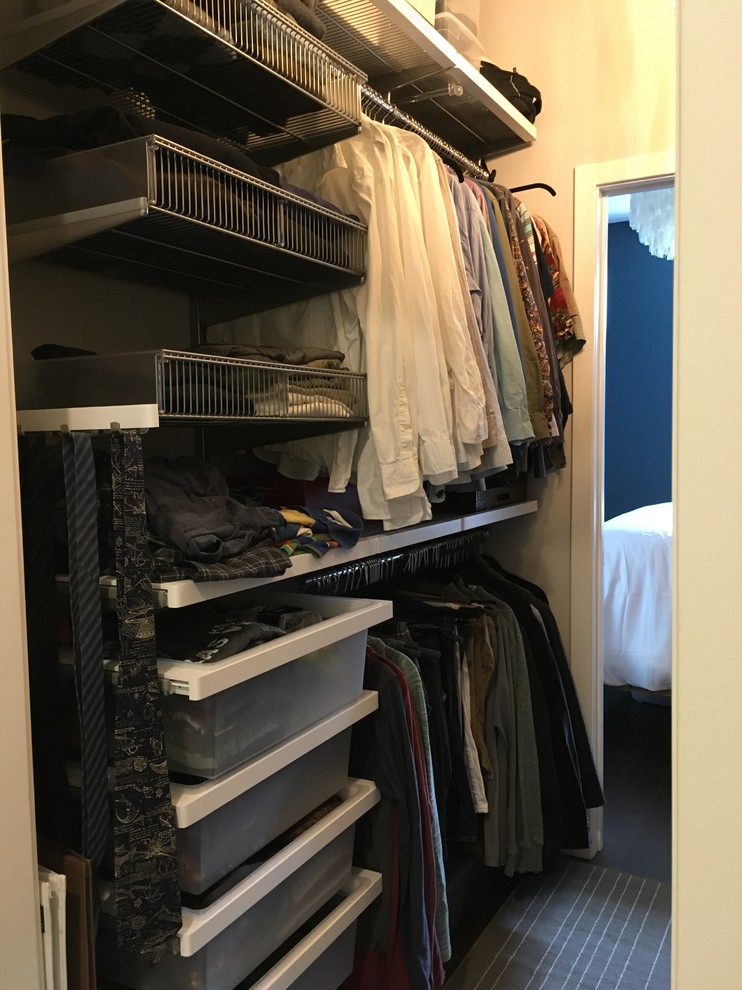 Modelo de armario vestidor de mujer actual de tamaño medio con armarios abiertos, puertas de armario blancas, suelo de madera oscura y suelo marrón