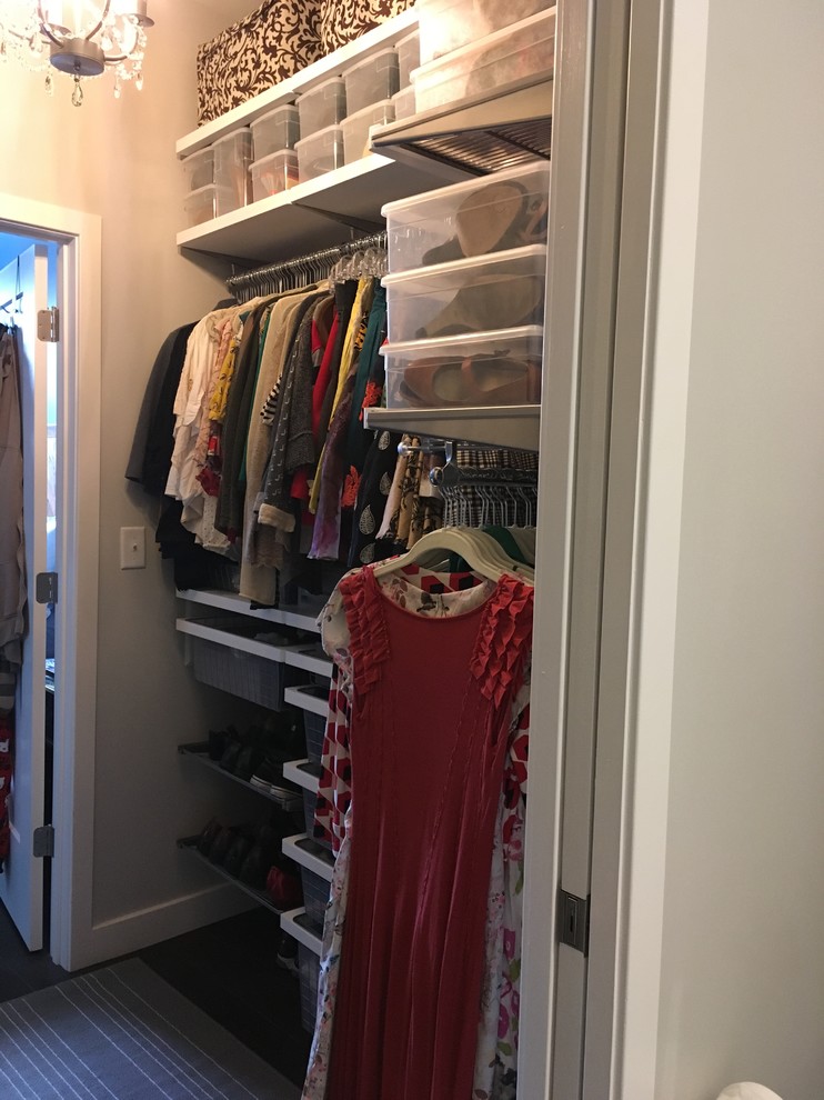 Idéer för ett mellanstort modernt walk-in-closet för kvinnor, med öppna hyllor, vita skåp, mörkt trägolv och brunt golv