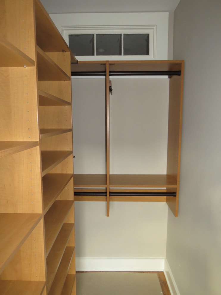 Esempio di una piccola cabina armadio unisex chic con ante in stile shaker, ante in legno chiaro e pavimento in legno massello medio