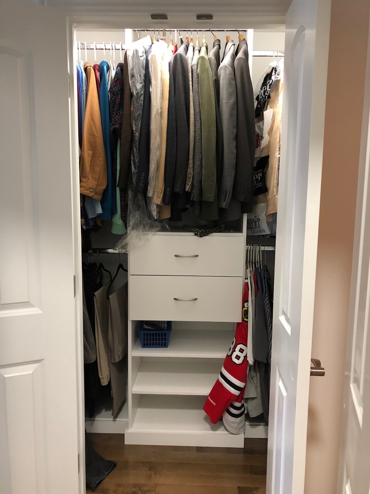 Ejemplo de armario vestidor unisex tradicional renovado pequeño con armarios abiertos, puertas de armario blancas, suelo de madera en tonos medios y suelo marrón
