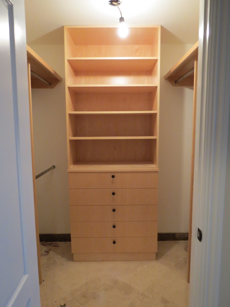 Ispirazione per una cabina armadio unisex chic di medie dimensioni con ante lisce, ante in legno chiaro e pavimento in marmo