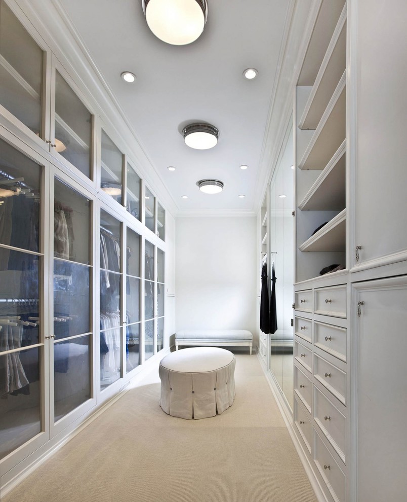Свежая идея для дизайна: гардеробная комната среднего размера, унисекс в классическом стиле с белыми фасадами, ковровым покрытием, бежевым полом и стеклянными фасадами - отличное фото интерьера