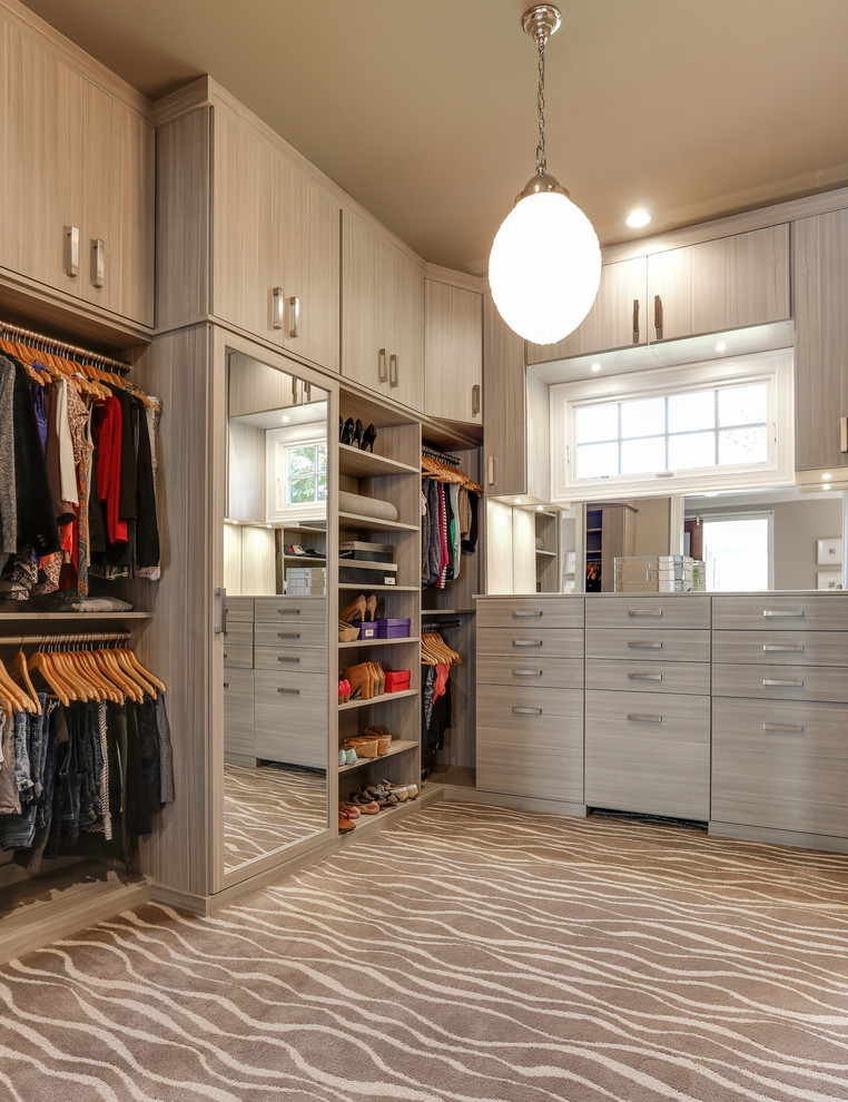 Идея дизайна: гардеробная комната унисекс в стиле неоклассика (современная классика) с плоскими фасадами, серыми фасадами, ковровым покрытием и бежевым полом
