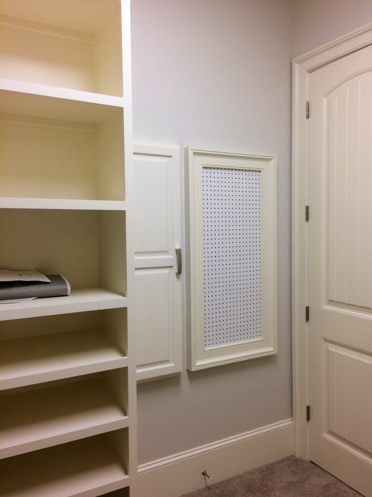 Idee per un'ampia cabina armadio unisex classica con ante lisce, ante beige, moquette e pavimento grigio