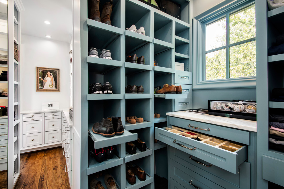 Inspiration för ett mycket stort vintage walk-in-closet för könsneutrala, med luckor med infälld panel, blå skåp och mellanmörkt trägolv