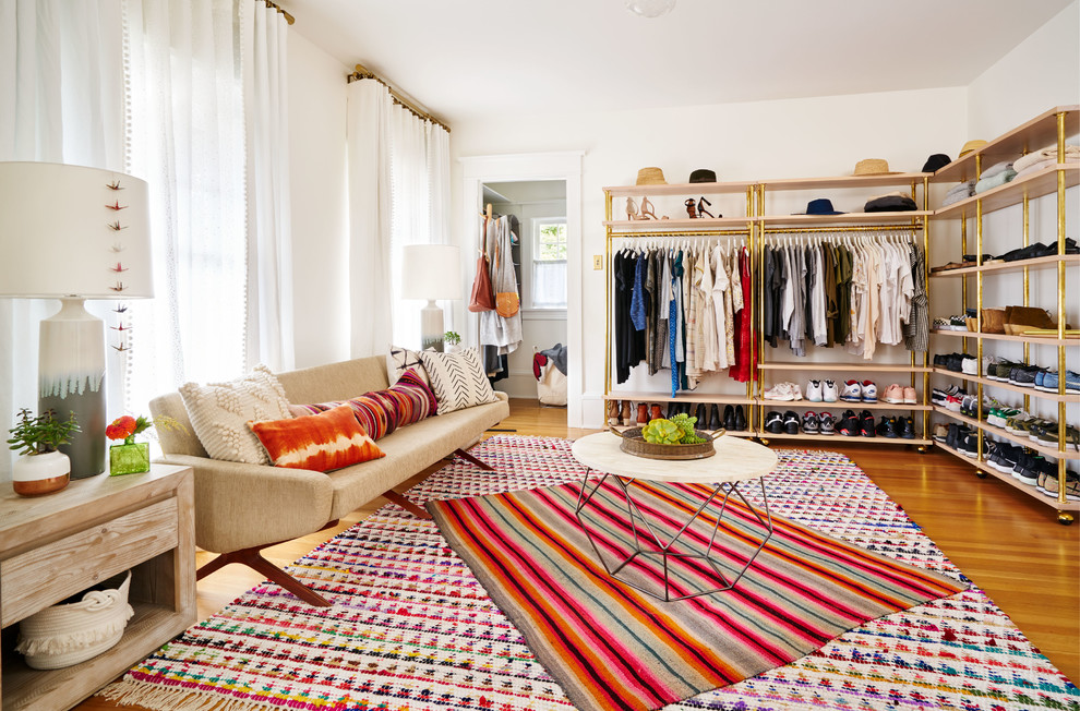 Immagine di uno spazio per vestirsi minimal con nessun'anta, ante in legno chiaro, pavimento in legno massello medio e pavimento marrone