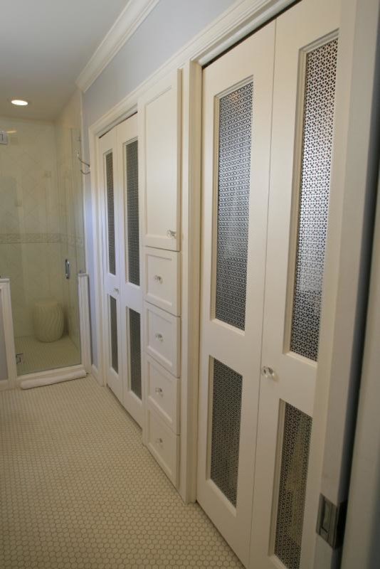 Cette photo montre un petit placard dressing nature neutre avec un placard à porte shaker, des portes de placard blanches et un sol en carrelage de céramique.