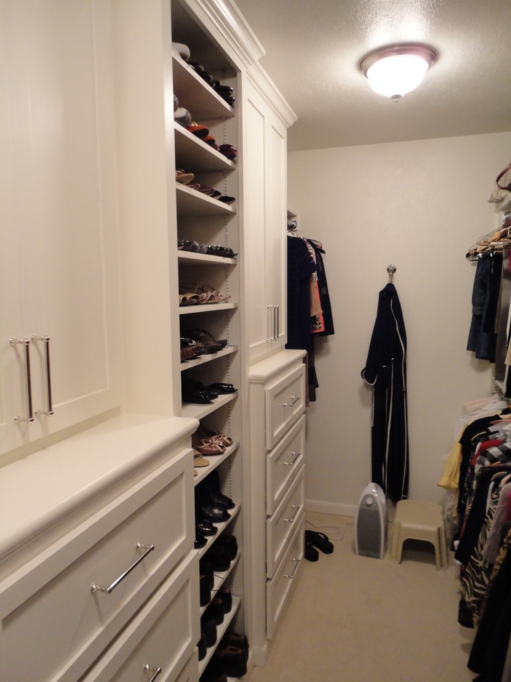 Ejemplo de armario vestidor tradicional de tamaño medio con armarios con paneles empotrados, puertas de armario blancas y moqueta