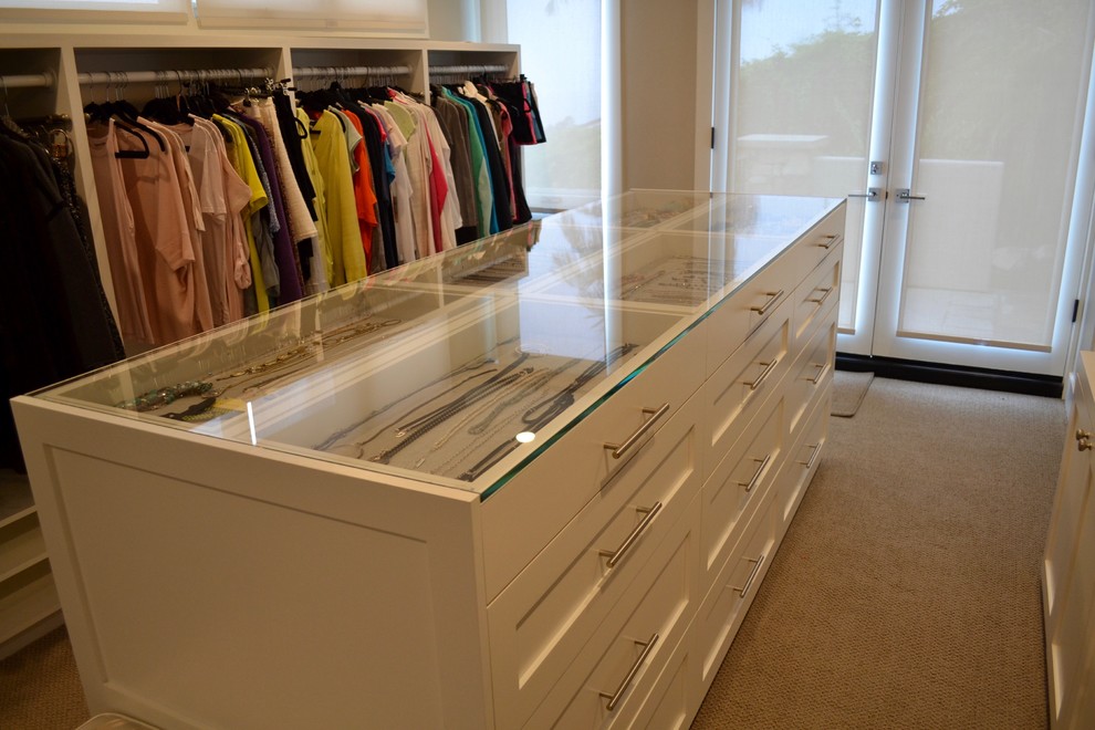 Imagen de vestidor de mujer contemporáneo grande con armarios estilo shaker, puertas de armario blancas, moqueta y suelo beige