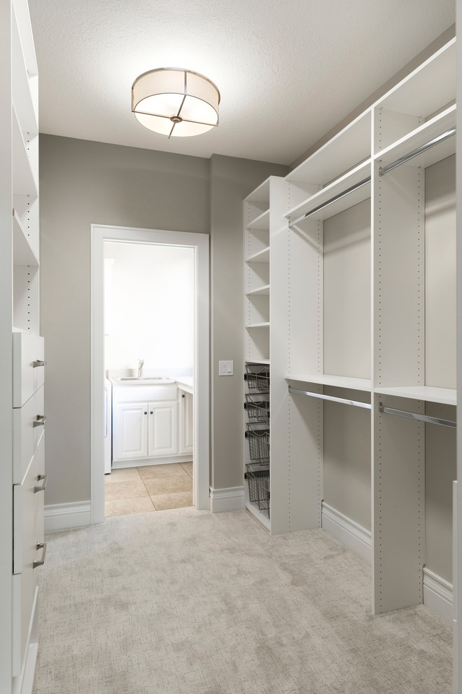 Идея дизайна: гардеробная комната среднего размера, унисекс в стиле неоклассика (современная классика) с плоскими фасадами, белыми фасадами, ковровым покрытием и серым полом