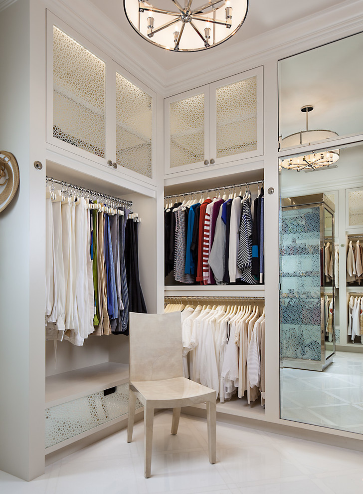 Modelo de armario y vestidor de mujer clásico renovado con puertas de armario blancas y suelo blanco