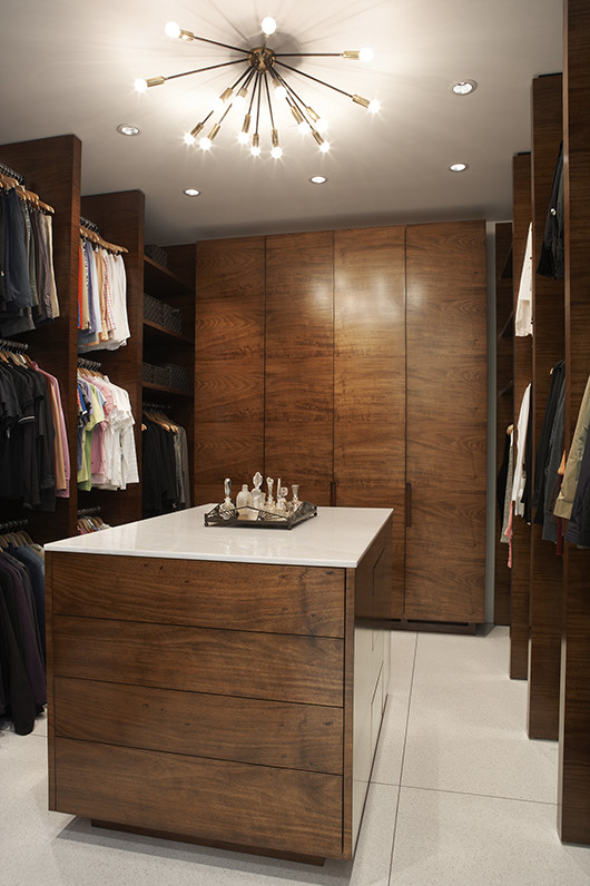 Inspiration for a contemporary wardrobe in Chicago.