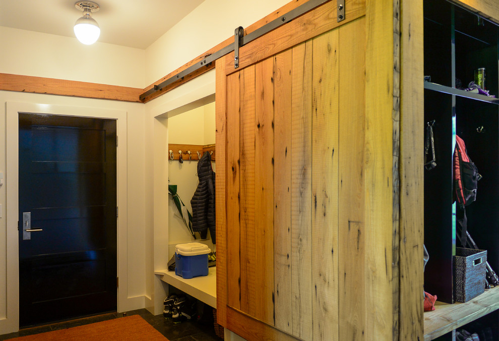 Idéer för ett stort modernt walk-in-closet för könsneutrala, med skåp i ljust trä och skiffergolv