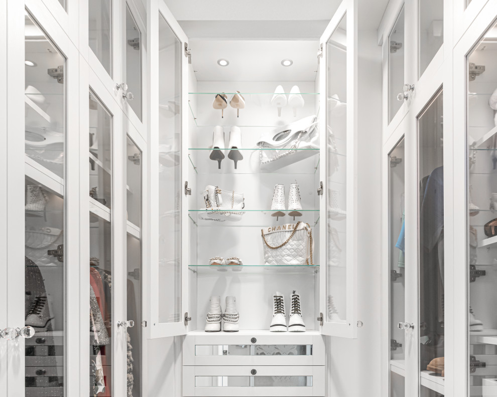 Свежая идея для дизайна: гардеробная комната среднего размера в стиле модернизм с стеклянными фасадами и белыми фасадами для женщин - отличное фото интерьера