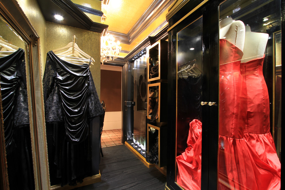 Foto di un piccolo spazio per vestirsi per donna bohémian con ante di vetro, ante nere e parquet scuro