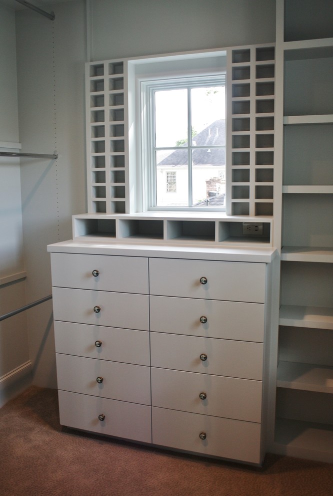 Foto de armario vestidor unisex rural con armarios con paneles lisos, puertas de armario blancas y moqueta