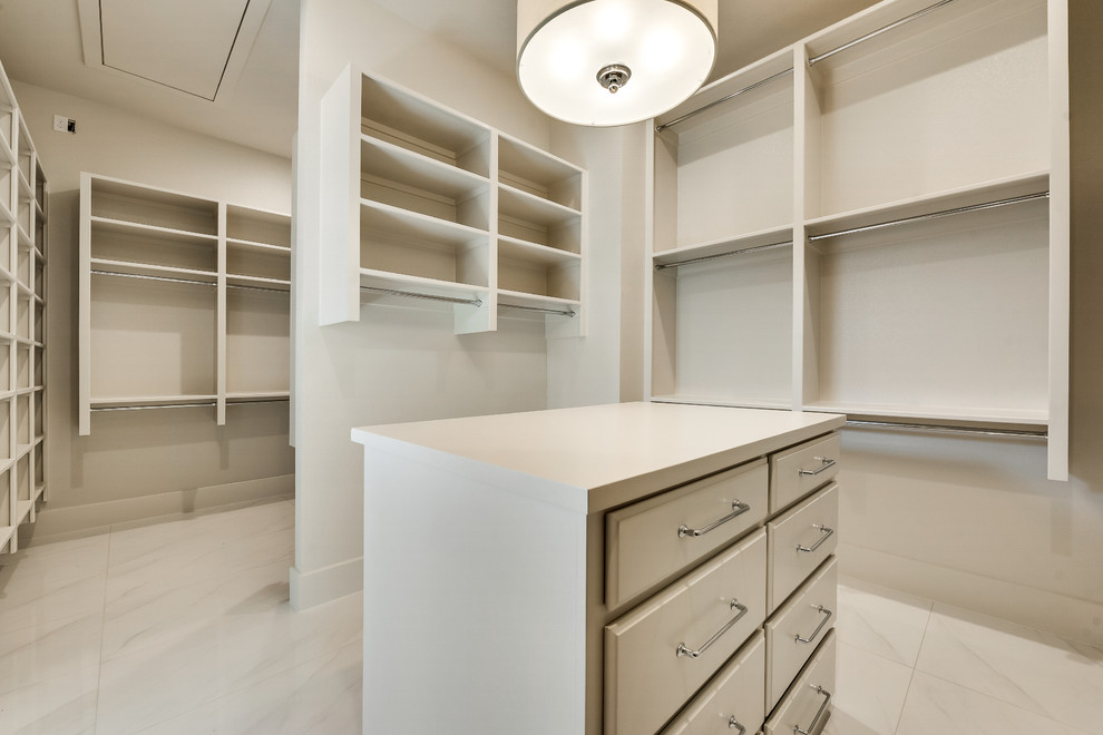 Esempio di una grande cabina armadio unisex minimalista con ante a persiana, ante bianche, pavimento in marmo e pavimento bianco