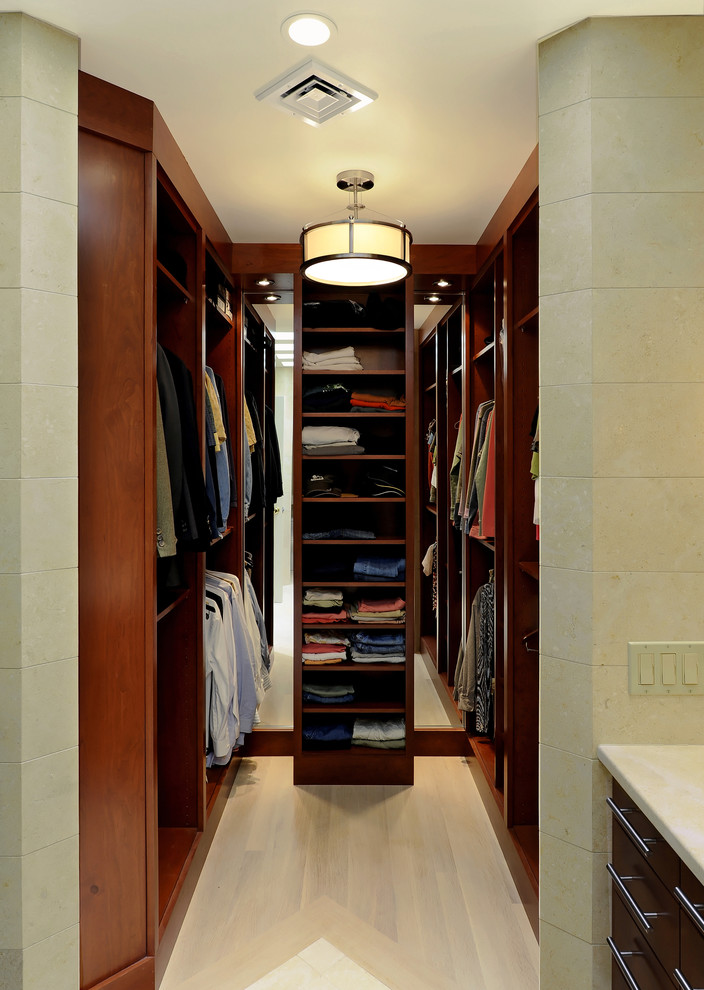 Foto de armario vestidor unisex contemporáneo grande con armarios abiertos, puertas de armario de madera en tonos medios y suelo de madera clara