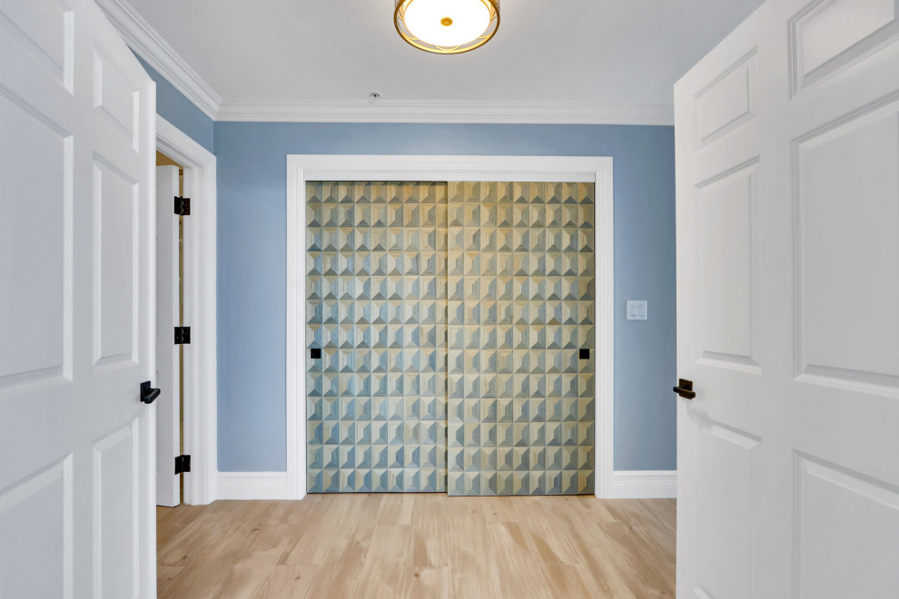 Стильный дизайн: гардеробная комната среднего размера в морском стиле с полом из керамогранита и бежевым полом - последний тренд