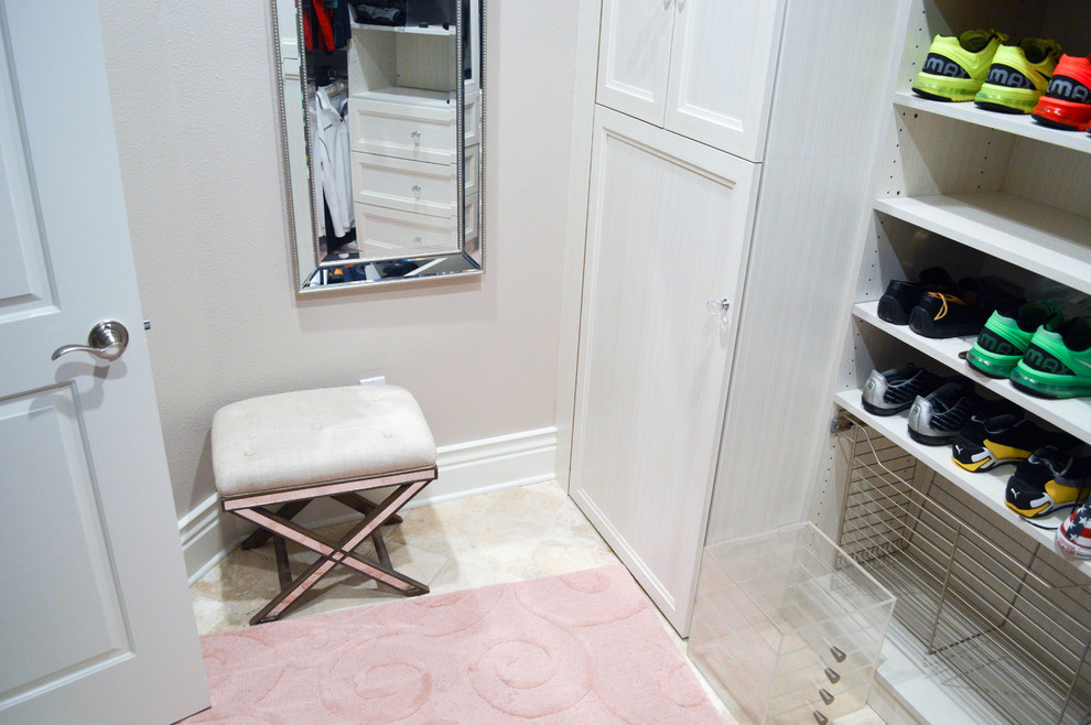 Idéer för mycket stora vintage walk-in-closets för män, med luckor med infälld panel, vita skåp, travertin golv och beiget golv