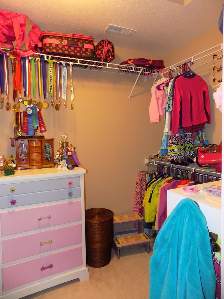 Inspiration for a mid-sized contemporary women's carpeted walk-in closet remodel in Columbus