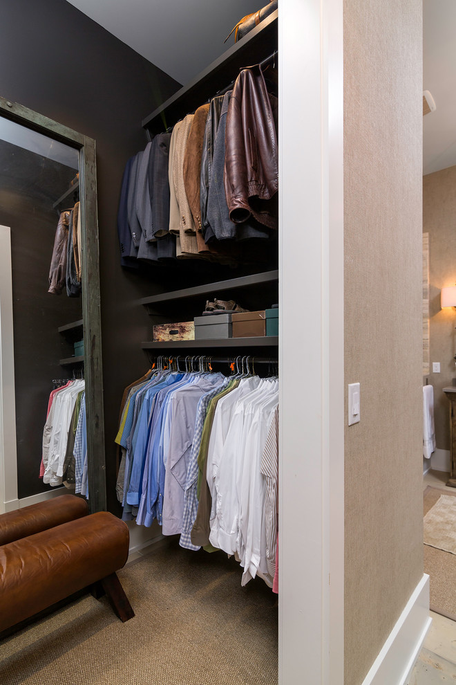 На фото: гардеробная комната среднего размера в морском стиле с открытыми фасадами, коричневыми фасадами и ковровым покрытием для мужчин с