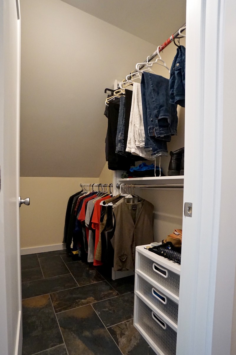 Foto de armario vestidor de hombre actual pequeño con puertas de armario blancas, suelo de baldosas de cerámica y suelo multicolor