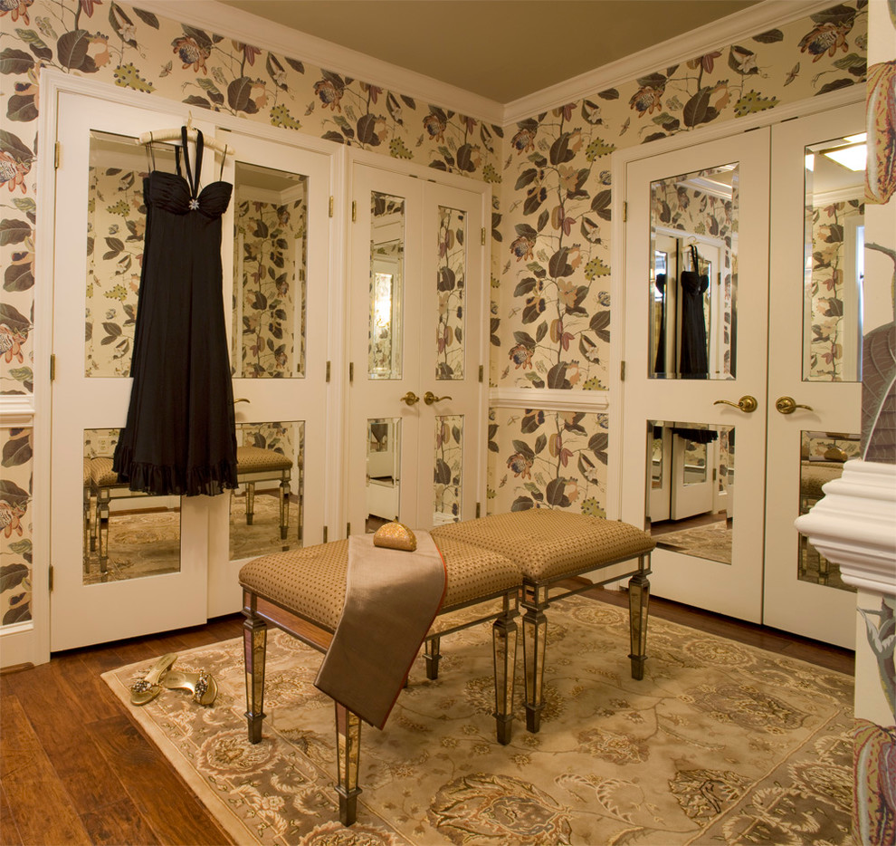 Aménagement d'un petit dressing room classique pour une femme avec un sol en bois brun.