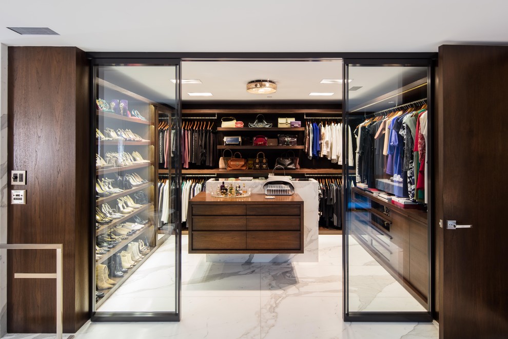 Ejemplo de armario vestidor unisex actual grande con puertas de armario de madera en tonos medios, suelo de mármol, armarios abiertos y suelo gris