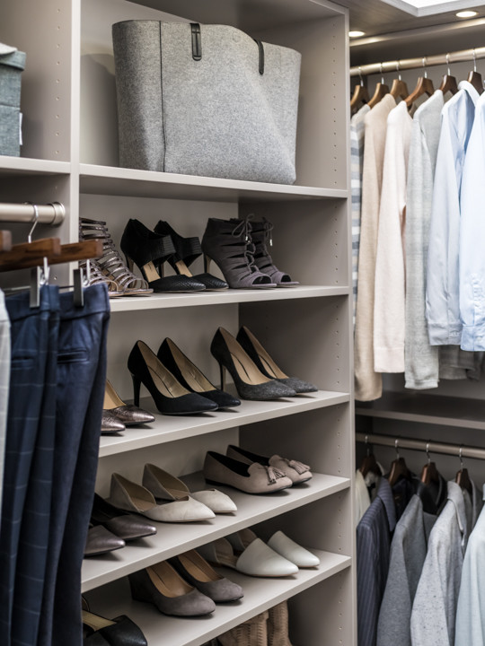 Modelo de armario vestidor unisex clásico renovado de tamaño medio con armarios con paneles lisos, puertas de armario marrones, moqueta y suelo gris