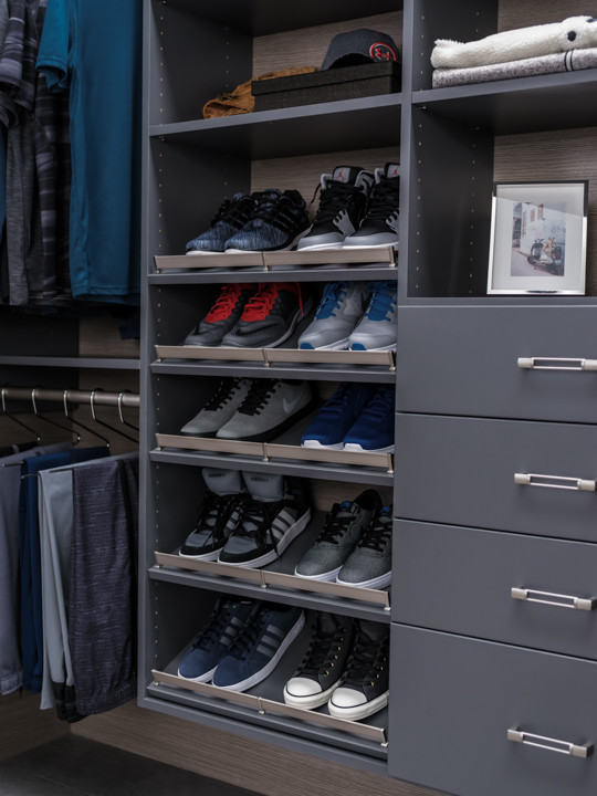 Imagen de armario vestidor de hombre industrial de tamaño medio con suelo gris, armarios abiertos, puertas de armario grises y suelo de baldosas de cerámica