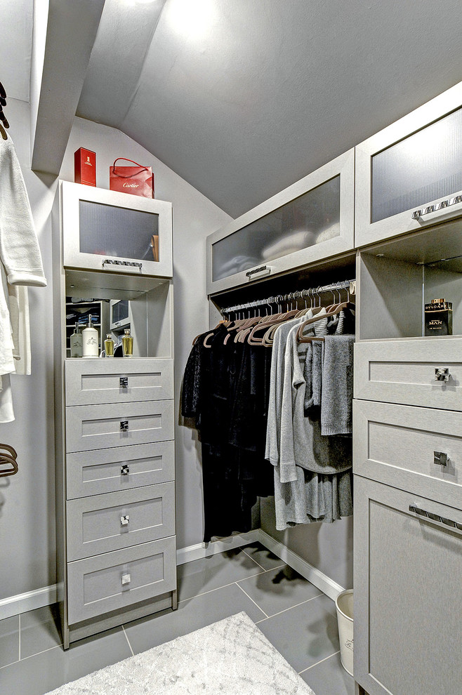 Источник вдохновения для домашнего уюта: гардеробная комната в современном стиле с фасадами в стиле шейкер и серыми фасадами