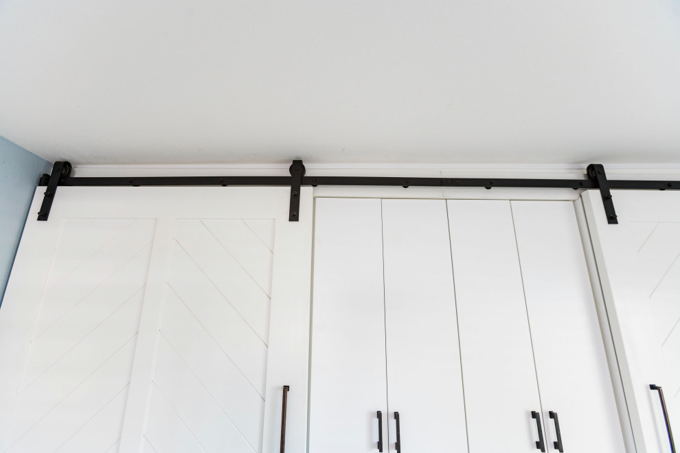Immagine di un armadio o armadio a muro unisex chic di medie dimensioni con pavimento beige