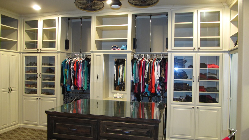 Imagen de armario vestidor unisex clásico renovado grande con armarios con paneles con relieve, puertas de armario blancas y moqueta